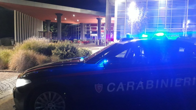 Rapina al bar e alla sala slot, due dipendenti minacciate con la pistola: ladri in fuga con 6mila euro