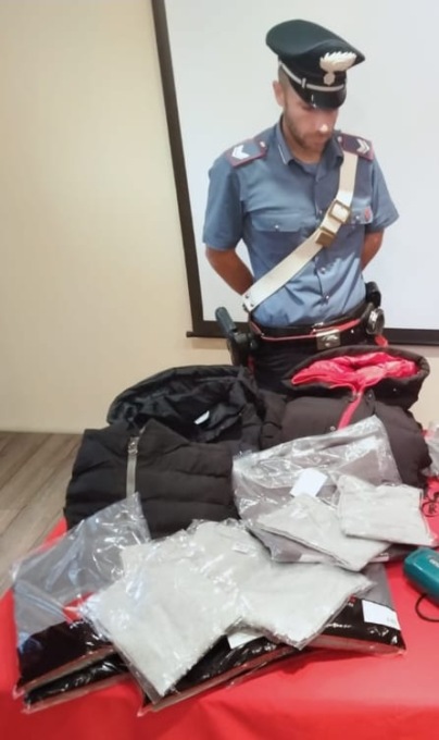 Pusher e operaio infedele: in casa materiale rubato nella ditta dove lavorava e abiti contraffatti