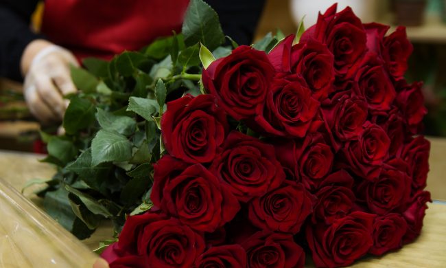 Stalker 65enne invaghito di una 25enne: lei lo trascina in tribunale, lui le manda un mazzo di fiori in aula