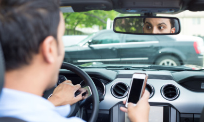 Stretta sugli automobilisti che usano lo smartphone alla guida: arrivano gli agenti in borghese