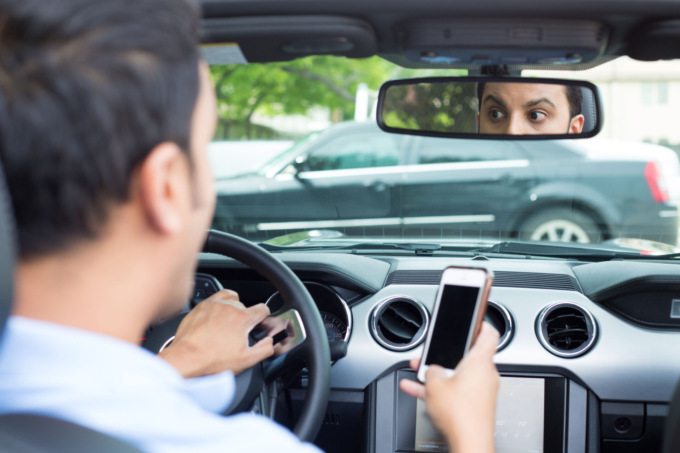 Stretta sugli automobilisti che usano lo smartphone alla guida: arrivano gli agenti in borghese