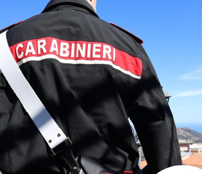 Borso del Grappa: tentano di rapinare un camperista tedesco ma, scoperti, lo minacciano con un coltello e scappano