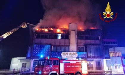 Castelfranco Veneto, le foto e il video dell'incendio al "Vanity club"