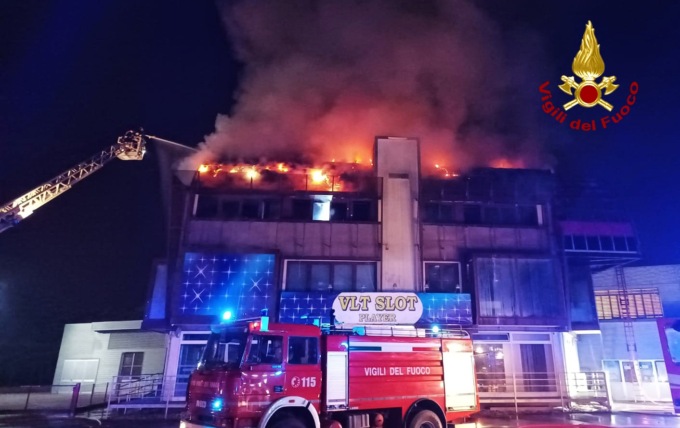 Castelfranco Veneto, le foto e il video dell’incendio al “Vanity club”