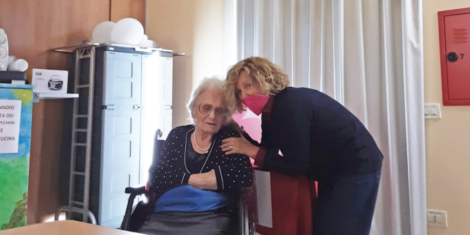 La centenaria Gina festeggiata alla Casa di Soggiorno Prealpina
