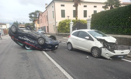 Ruba tre auto, sperona i Carabinieri e uccide un ciclista: il 19enne non aveva mai preso la patente