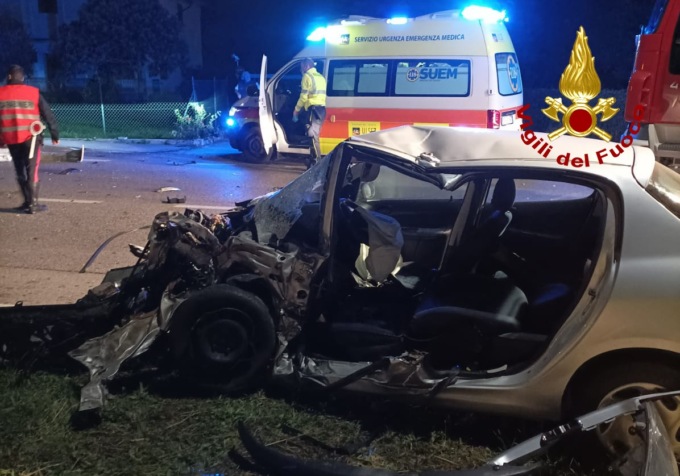Violento scontro frontale tra due auto: tre feriti
