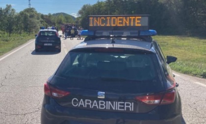 Svolta con l'auto per entrare nel parcheggio del bar e centra in pieno una Vespa: ferito un 48enne