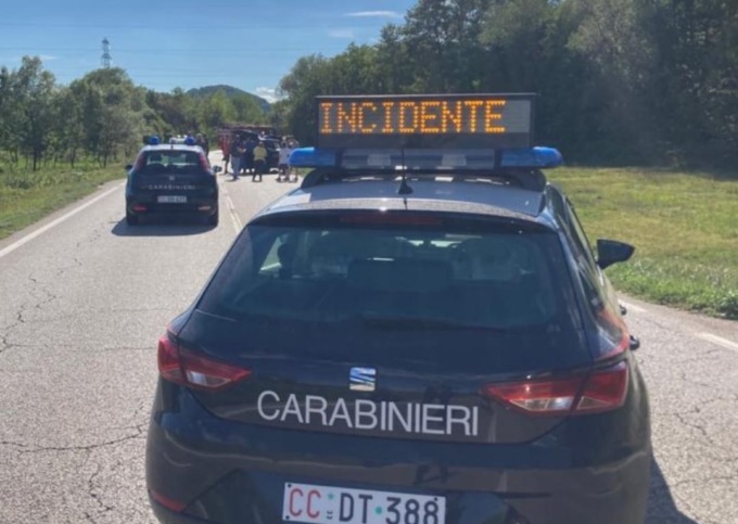 Svolta con l’auto per entrare nel parcheggio del bar e centra in pieno una Vespa: ferito un 48enne