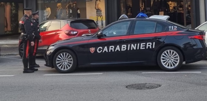 Montebelluna, rocambolesco inseguimento a piedi dopo il furto: 22enne marocchino arrestato (ma è già fuori)