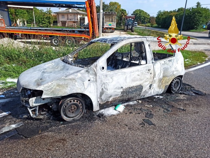 L’auto prende fuoco, conducente riesce a scendere e mettersi in salvo