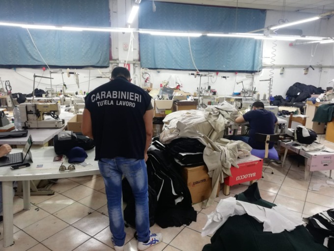 Dipendenti costretti a lavorare in locali insalubri e senza dispositivi di protezione