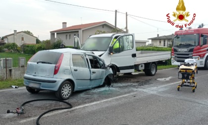 Frontale tra auto e furgone a Vedelago: morto il conducente 19enne dell'utilitaria