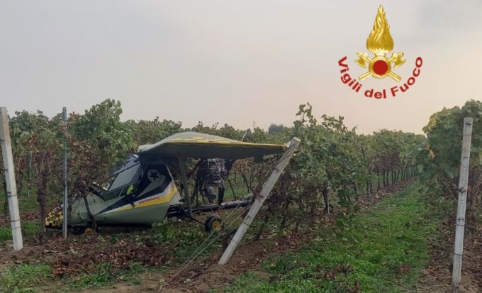 Atterraggio d’emergenza: l’aereo ultraleggero precipita in mezzo al vigneto