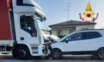 Tremendo frontale tra auto e camion a Fontanelle: un ferito