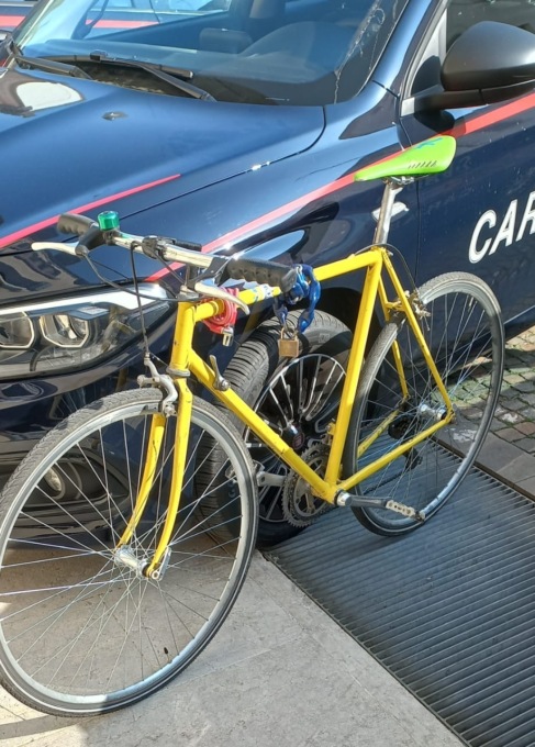 Mettono in vendita online una bici da corsa rubata, ma all’appuntamento con l’acquirente trovano i Carabinieri