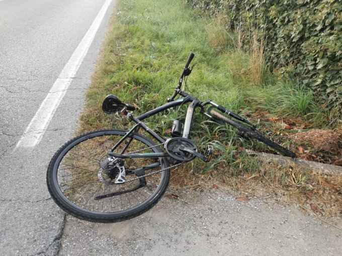 Operaio in bici travolto da un furgone bianco: il “pirata” fugge ma viene rintracciato e arrestato