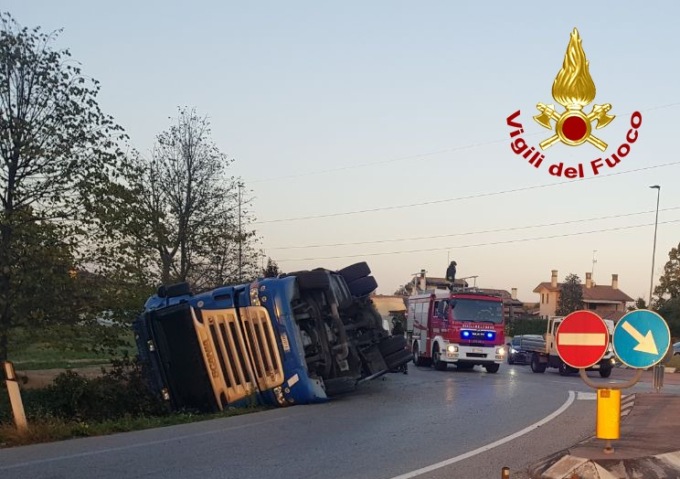 Padernello di Paese, le foto dell’autoarticolato che si è rovesciato a bordo strada
