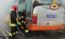 Autobus di linea in fiamme all'uscita della tangenziale di Paese