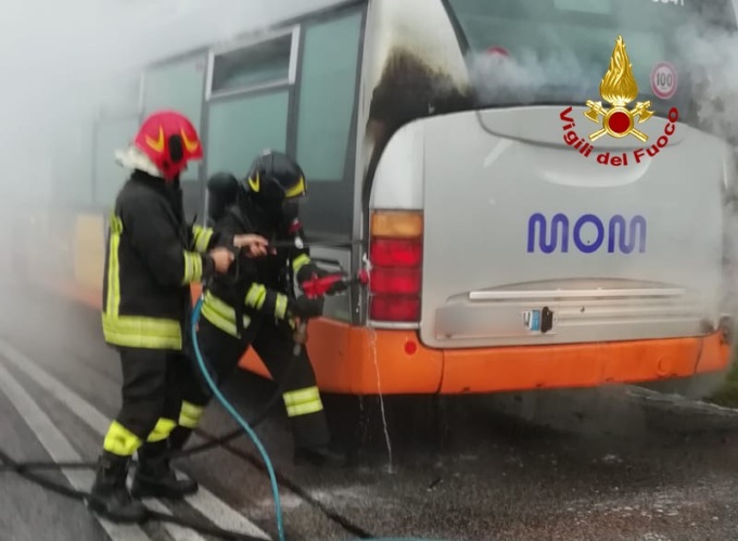 Autobus di linea in fiamme all’uscita della tangenziale di Paese