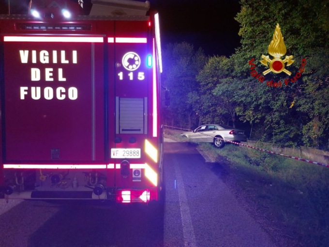 Perde il controllo dell’auto e resta incastrato nell’abitacolo