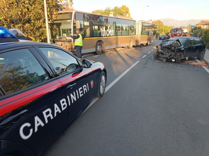 Altivole, scontro tra bus Mom e auto all’incrocio: un ferito e due studenti contusi