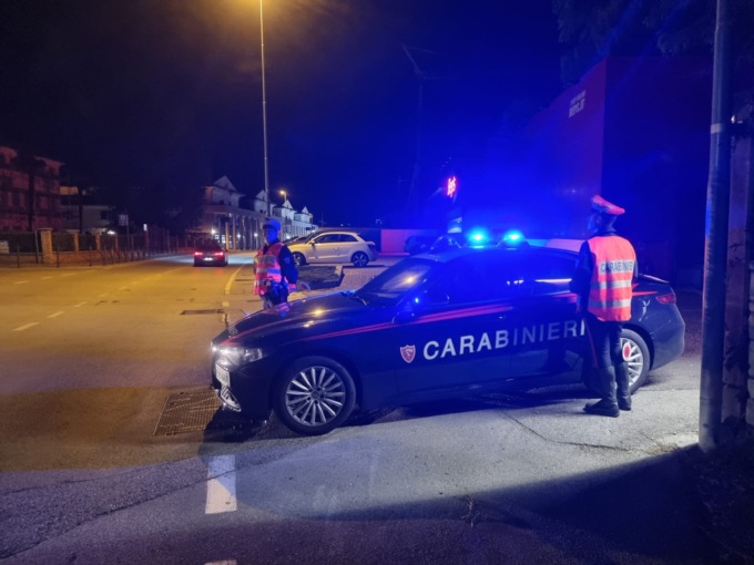 La dama degli abbracci colpisce ancora: due anziani derubati dalla suadente ladra