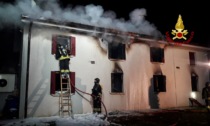 Casa divorata dalle fiamme a Nervesa, famiglia intossicata: in ospedale anche due bambini e la mamma incinta