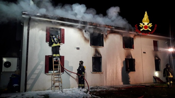 Casa divorata dalle fiamme a Nervesa, famiglia intossicata: in ospedale anche due bambini e la mamma incinta