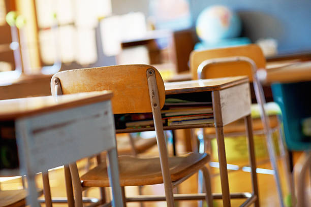La maestra che arrotonda la paga “postandosi” sui social diventa un caso: etico o salariale?
