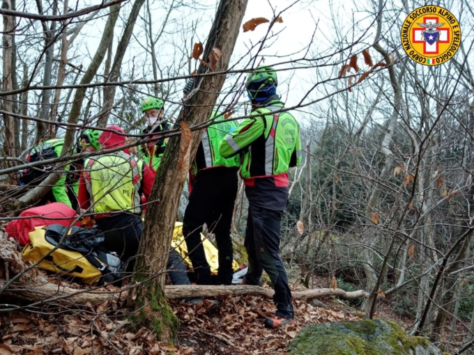 Va a castagne nel bosco, ma viene colto da malore: lo trova morto la figlia