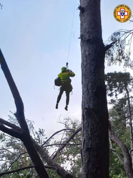 Precipita col parapendio e finisce su un pino a 10 metri d’altezza, le immagini dei soccorsi