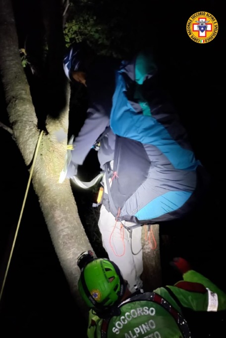 Precipita col parapendio dopo il decollo e resta incastrato sull’albero