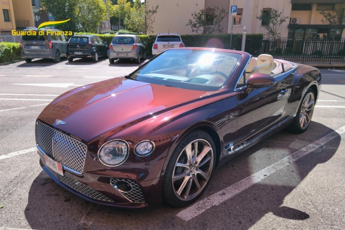 Treviso, video e foto della Bentley da 250mila euro (importata in contrabbando da Andorra) sequestrata dalla Finanza