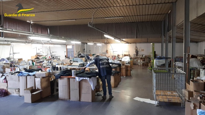 Rischi per la sicurezza, lavoratori in nero e debiti col Fisco: guai per due laboratori tessili a Ponzano e Paese