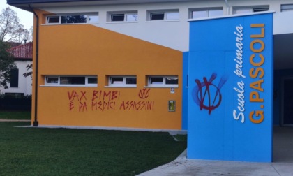Blitz alla scuola elementare di Castagnole: imbrattati i muri con scritte "no vax"