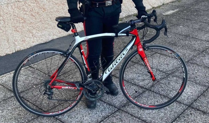 Mette in fuga due ladri dal suo appartamento e li fa arrestare: nella casa dei banditi spunta una preziosa bici