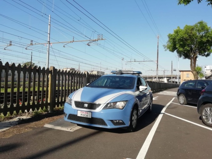 I due pluripregiudicati nei bagni della stazione, il pusher sull’argine del fiume e la Panda “stupefacente”