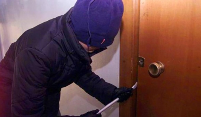 Rientra a casa e trova due ladri incappucciati: momenti di terrore per una 43enne