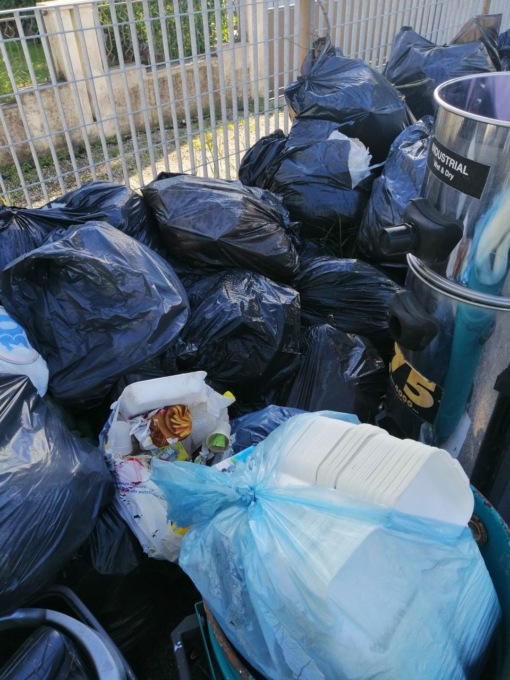 Gettavano i rifiuti nel retro del locale, scoperta una discarica abusiva a cielo aperto