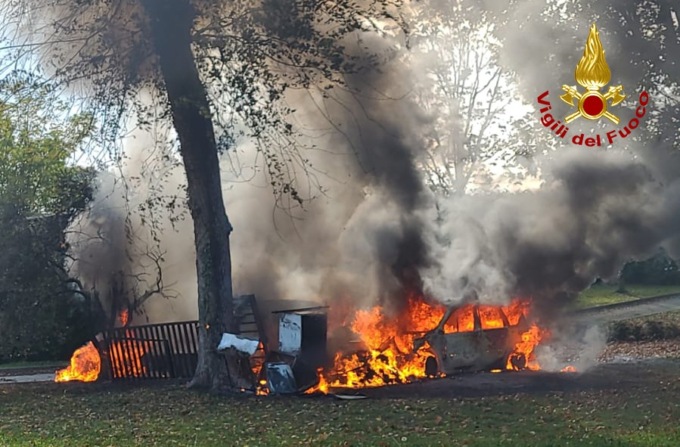 Le quattro vecchie auto parcheggiate sotto l’albero prendono fuoco