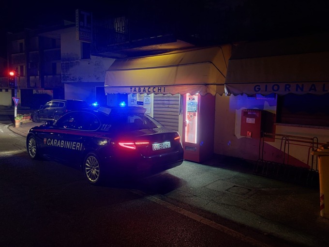 Una rapina tentata a Cornuda, un’altra messa a segno in tabaccheria a Caerano: caccia al malvivente con la mascherina chirurgica