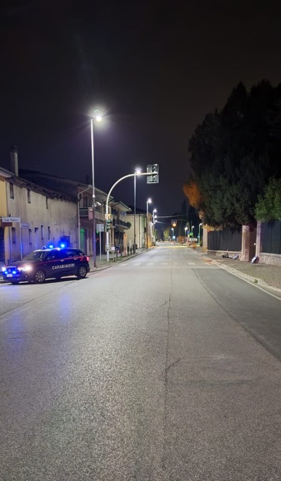 Guidano ubriachi e finiscono fuori strada (uno ha abbattuto il semaforo): patenti ritirate a due giovani