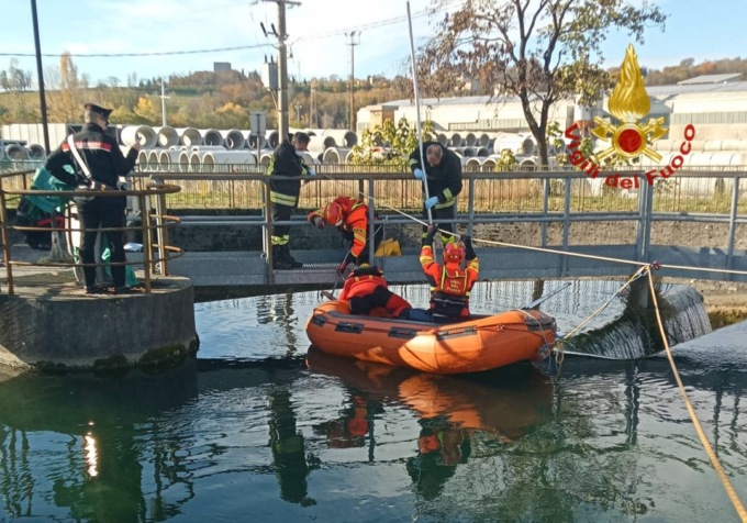Cadavere trovato nel canale: tragica fine per una donna di 56 anni