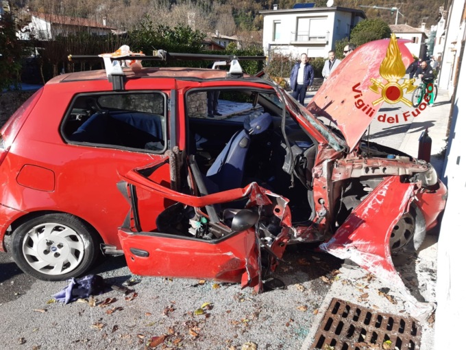 Follina, le foto dell’auto “impazzita” che si è schiantata contro il muro di una casa