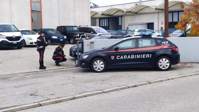 Rubano l’Alfa Romeo dall’autofficina a Castelfranco, poi inizia l’inseguimento da film: arrestato un 39enne