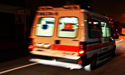Perde il contro dell’auto e si schianta contro un palo: due feriti