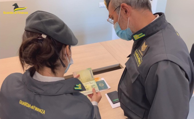 Trafficante di esseri umani arrestato in Francia: aveva fatto entrare in Italia centinaia di clandestini con voli di linea da Malta