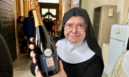 Zaia va in convento e "benedice" il nuovo Prosecco delle monache di clausura