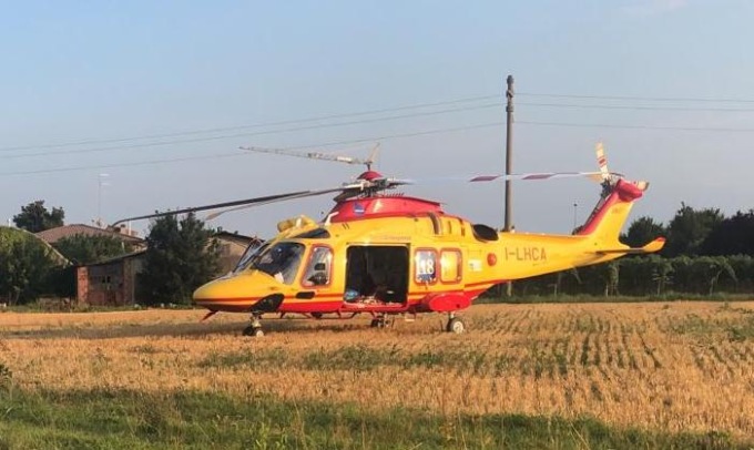 Schiacciato da un macchinario nel mobilificio: morto operaio di 57 anni